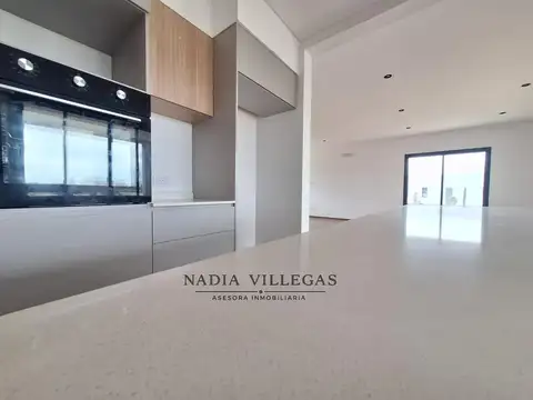 Casa 5 ambientes con 4 baños