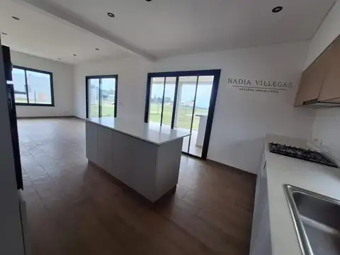 Casa en Venta con 3 cocheras