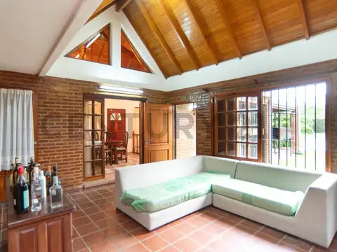 Casa 4 ambientes con 2 baños