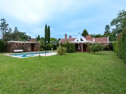 CASA DE 2 DORMITORIOS CON PARQUE Y PILETA EN VENTA EN LA PLATA