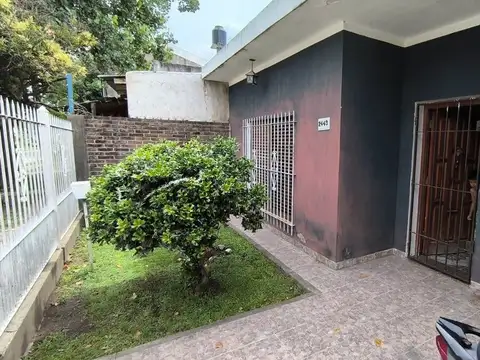 CASA 3 AMB. SALIDA A DOS CALLES, JARDIN Y QUINCHO