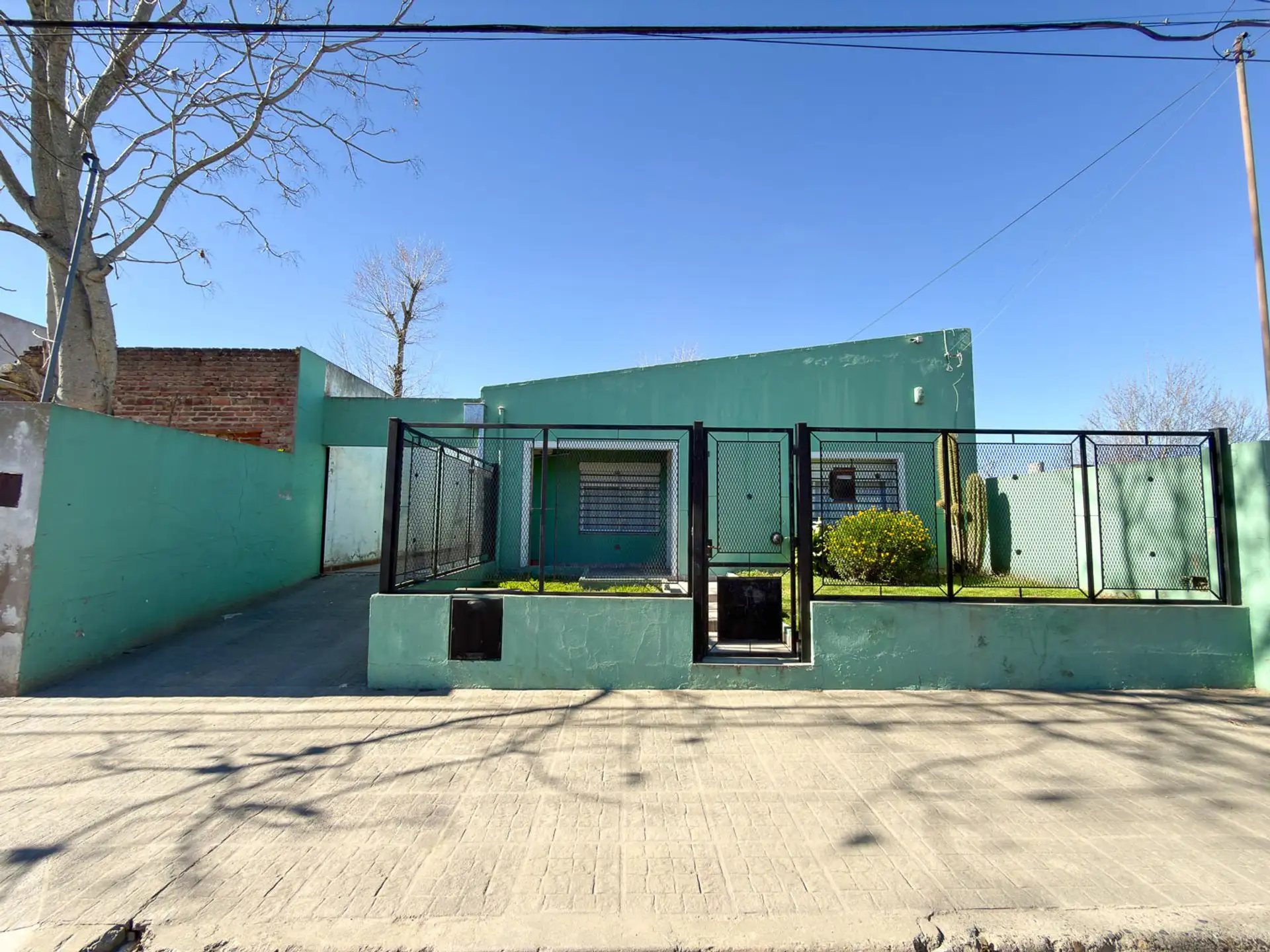 VENTA CASA TRES DORMITORIOS CON QUINCHO TANDIL