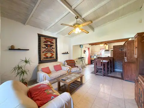 Casa 4 ambientes con 2 baños