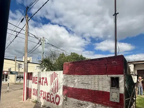 Pellegrini 409 esq. Lamadrid