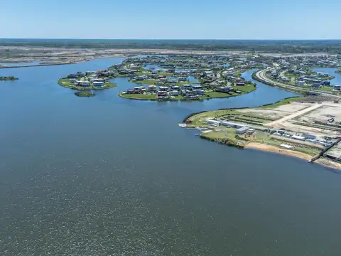 Lote en venta al agua en Barrio premium Muelles / Puertos