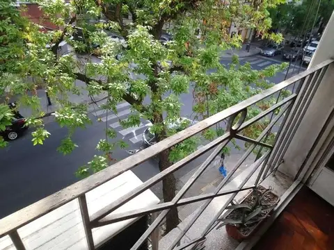 3 Ambientes Frente Luminosos Grandes Lavadero- Placard  2 x Escalera “bajas expensas” Muy bueno