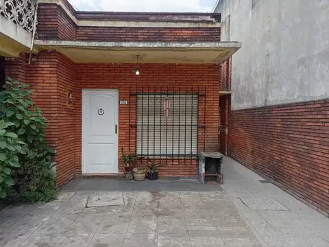 CASA EN VENTA A REFACCIONAR 4 AMB EN CASEROS