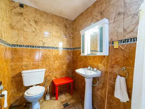 Casa 6 ambientes con 2 baños