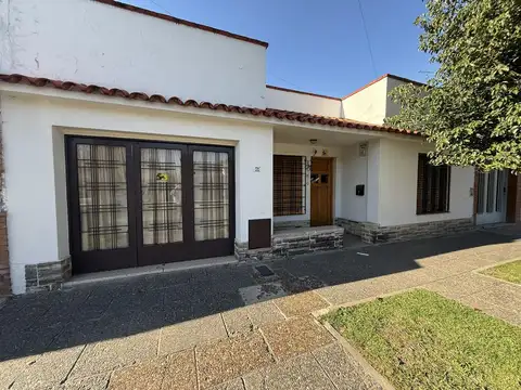 Casa en Venta en Pilar Centro – Ideal para vivir o reciclar, a pasos de todo