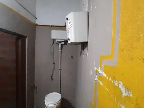 Venta. Moreno. Local, deposito y 2 departamentos. Pericles 19093 entre Equidad y Acoite