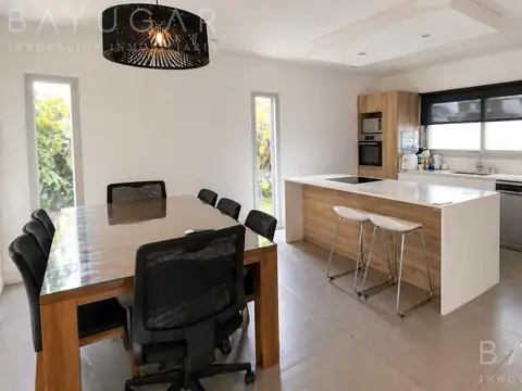 Casa 4 ambientes con 3 baños