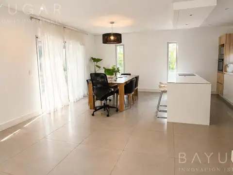 Casa en Venta con 6 cocheras