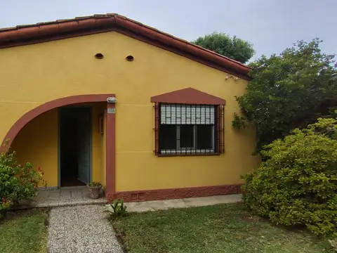 LINDA CASA TECHO A DOS AGUAS
