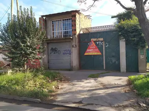 Galpon 92m2 en buena ubicacion sobre amplio lote 