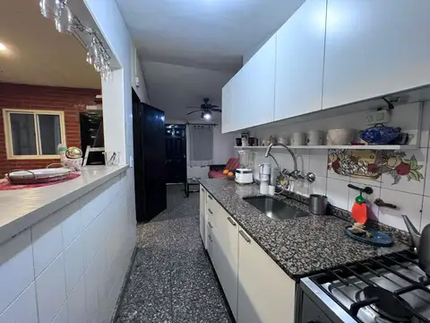 Casa 8 ambientes con 3 baños