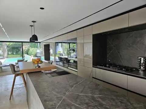 Casa 8 ambientes con 6 baños