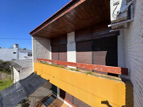VENTA - CASA 3 DORMITORIOS CON PILETA Y QUINCHO - CASTELAR
