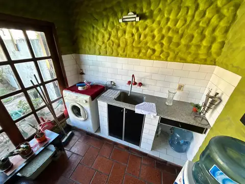 VENTA - CASA 3 DORMITORIOS CON PILETA Y QUINCHO - CASTELAR