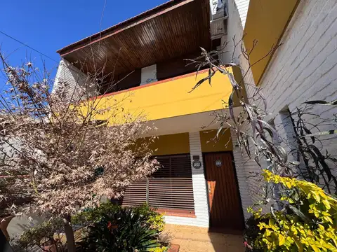 CASA - 3 DORMITORIOS CON PILETA Y QUINCHO - CASTELAR