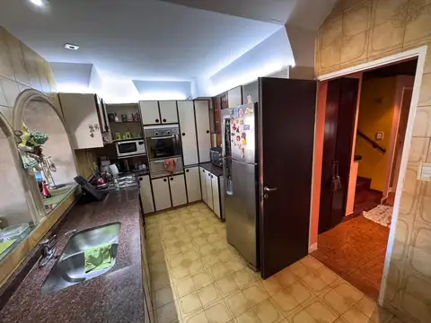 CASA - 3 DORMITORIOS CON PILETA Y QUINCHO - CASTELAR