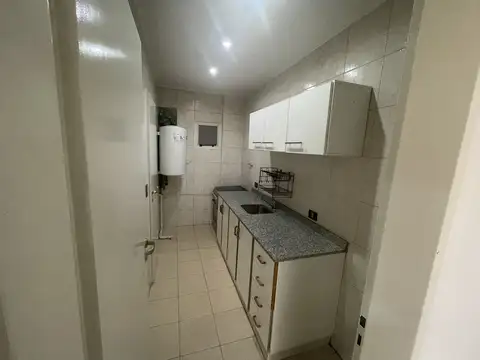 Luminoso al frente con Balcón y A/C, Apto Profesional – Microcentro, San Martín y Corrientes