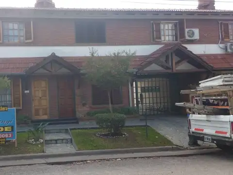 CASTELAR NORTE-DUPLEX 3 AMB-7 MTS DE FRENTE-PAREDES AISLANTES-COCHERA -PATIO PROPIO-PMTA MEN VALOR 