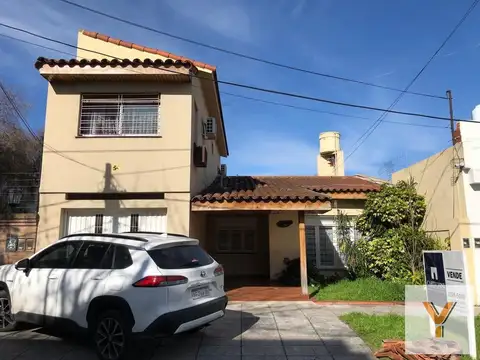 Casa en venta - 4 Dormitorios 2 Baños - 200mts2 - Castelar