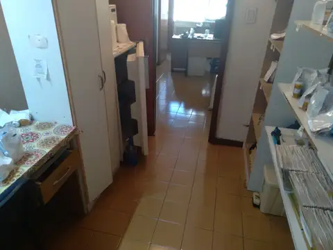 Buena oficina de 50 m2 c/ 2 despachos, sala de espera, 2 baños, cochera cub en edificio c/ seguridad