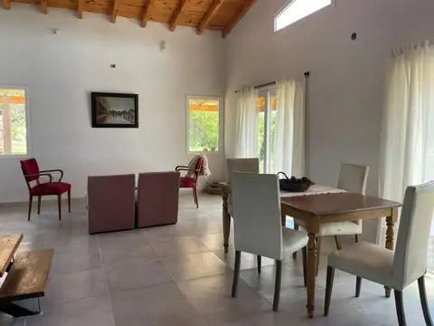 Casa 4 ambientes con 2 baños