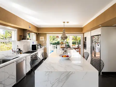 Casa en Venta con 10 cocheras