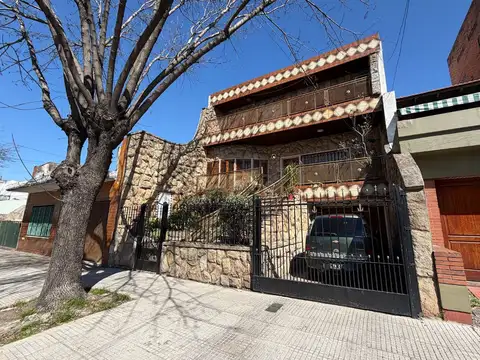 Venta casa 5 ambientes versalles
