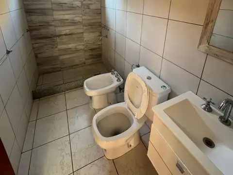 DEPARTAMENTO DE 3 AMBIENTES con patio y entrada para auto