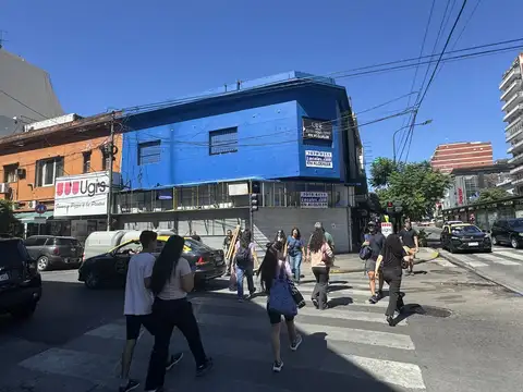 Cabildo esquina Mendoza Local 150 m2 imponente marquesina