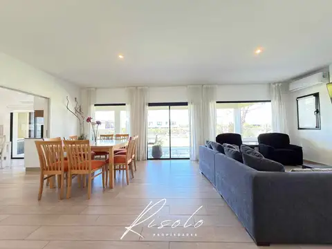 Casa en Alquiler con 2 cocheras