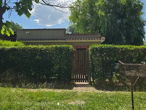 Antigua vivienda implantada sobre amplio lote
