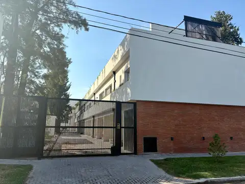 Triplex a la venta en Barrio Parque Leloir