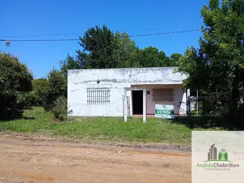 Casa de 2 dormitorios en venta con amplio terreno arbolado – Barrio Golf