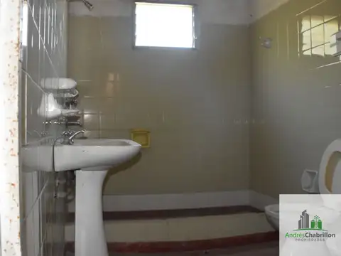 Casa de 2 dormitorios en venta con amplio terreno arbolado – Barrio Golf