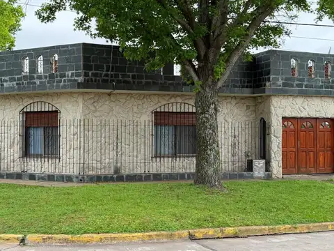 VENTA/PERMUTA - Casa de 3 dormitorios con cochera, Granadero Baigorria.