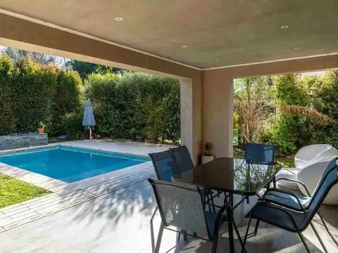 Casa en Venta con 2 cocheras