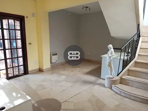 Casa en Venta con 4 cocheras