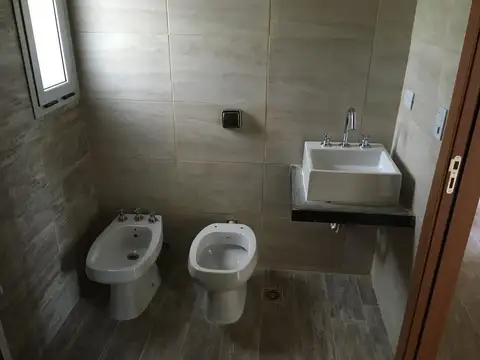 Casa 2 ambientes con 2 baños