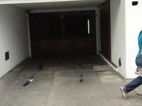 Cochera cubierta en Caseros zona Centro 