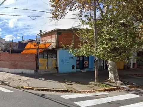 Local en venta  Avenida La Plata esquina Quilmes sobre lote propio