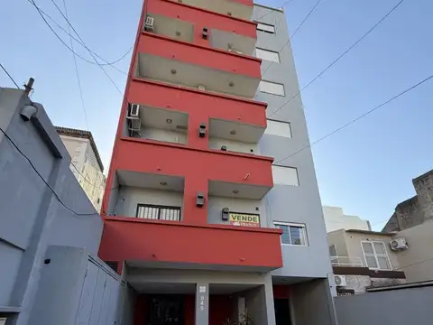 Monoambiente al frente con balcon y cochera
