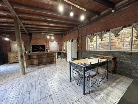 VENTA CASA CON PILETA SOBRE DOS LOTES - LA REJA