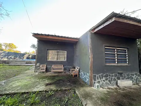 VENTA CASA CON PILETA SOBRE DOS LOTES - LA REJA