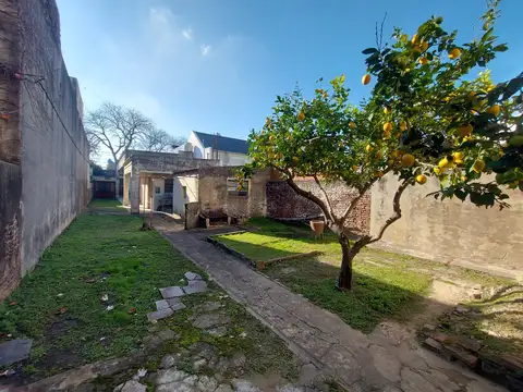 CASA 4 AMB. 161m² CUB. - LOTE DE 350m² - 8,66mts. x 40mts. - MONTE CASTRO - VENTA