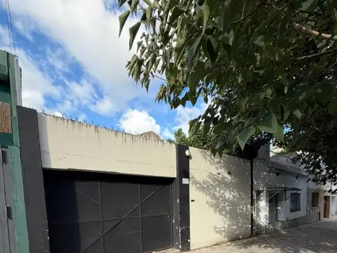 Casa 3 ambientes en lote propio jardin pileta cochera 185m2