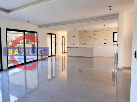 CASA EN VENTA 4 AMBIENTES CON GALERÍA Y PARRILLA- Barrio Privado Náutico El Cazal, Escobar
